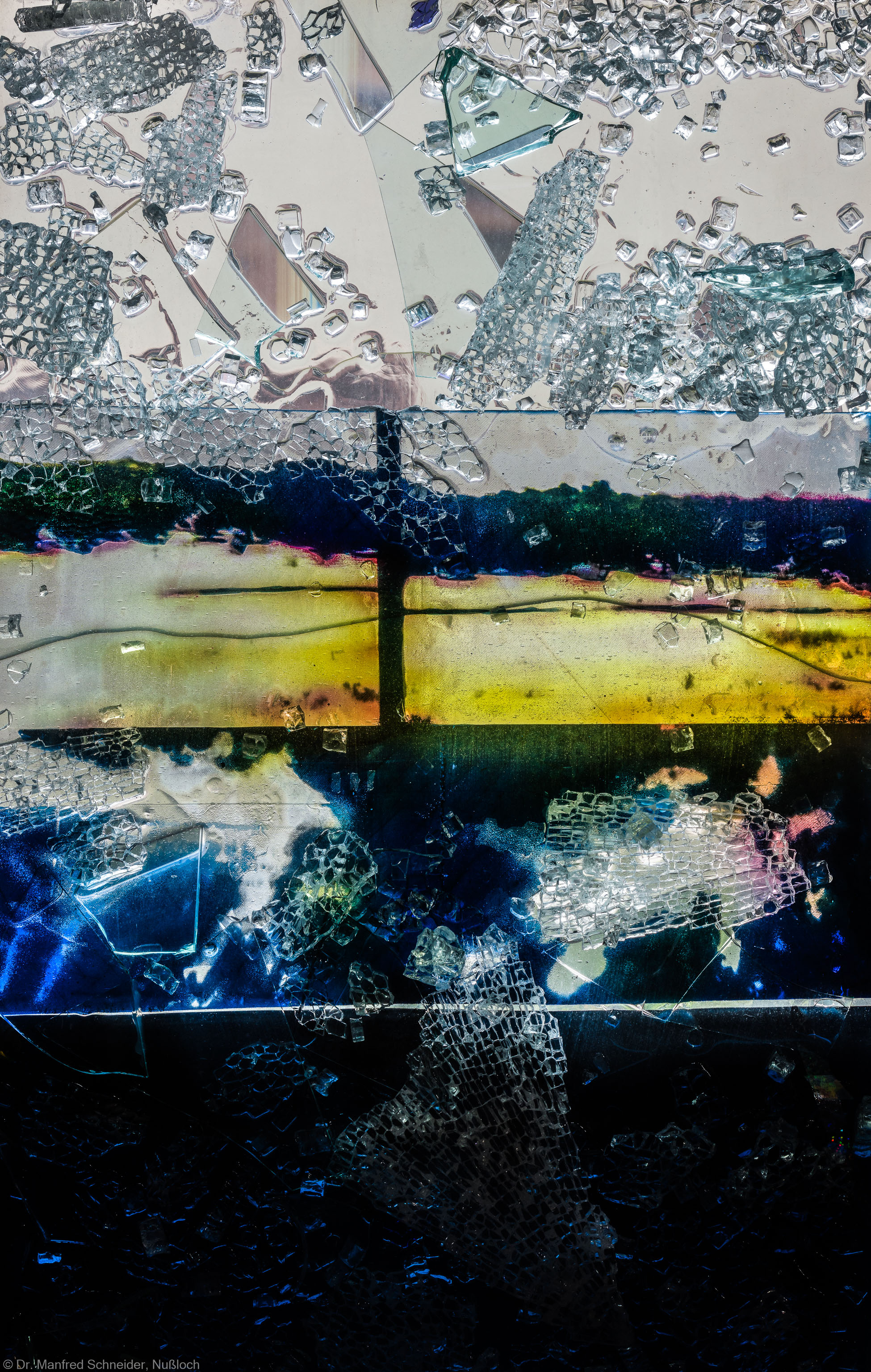 Heidelberg - Heiliggeistkirche - Nordschiff - 3. Joch, von Westen aus gezählt - Feld (mittlere Bahn, unterste Zeile) des Fensters "Schöpfungsgeschichte - Gott sprach: es werde Licht" von Hella De Santarossa (aufgenommen im Oktober 2015, am späten Vormittag) Heidelberg - Heiliggeistkirche - Nordschiff - 3. Joch, von Westen aus gezählt - Feld (mittlere Bahn, unterste Zeile) des Fensters "Schöpfungsgeschichte - Gott sprach: es werde Licht" von Hella De Santarossa (aufgenommen im Oktober 2015, am späten Vormittag)