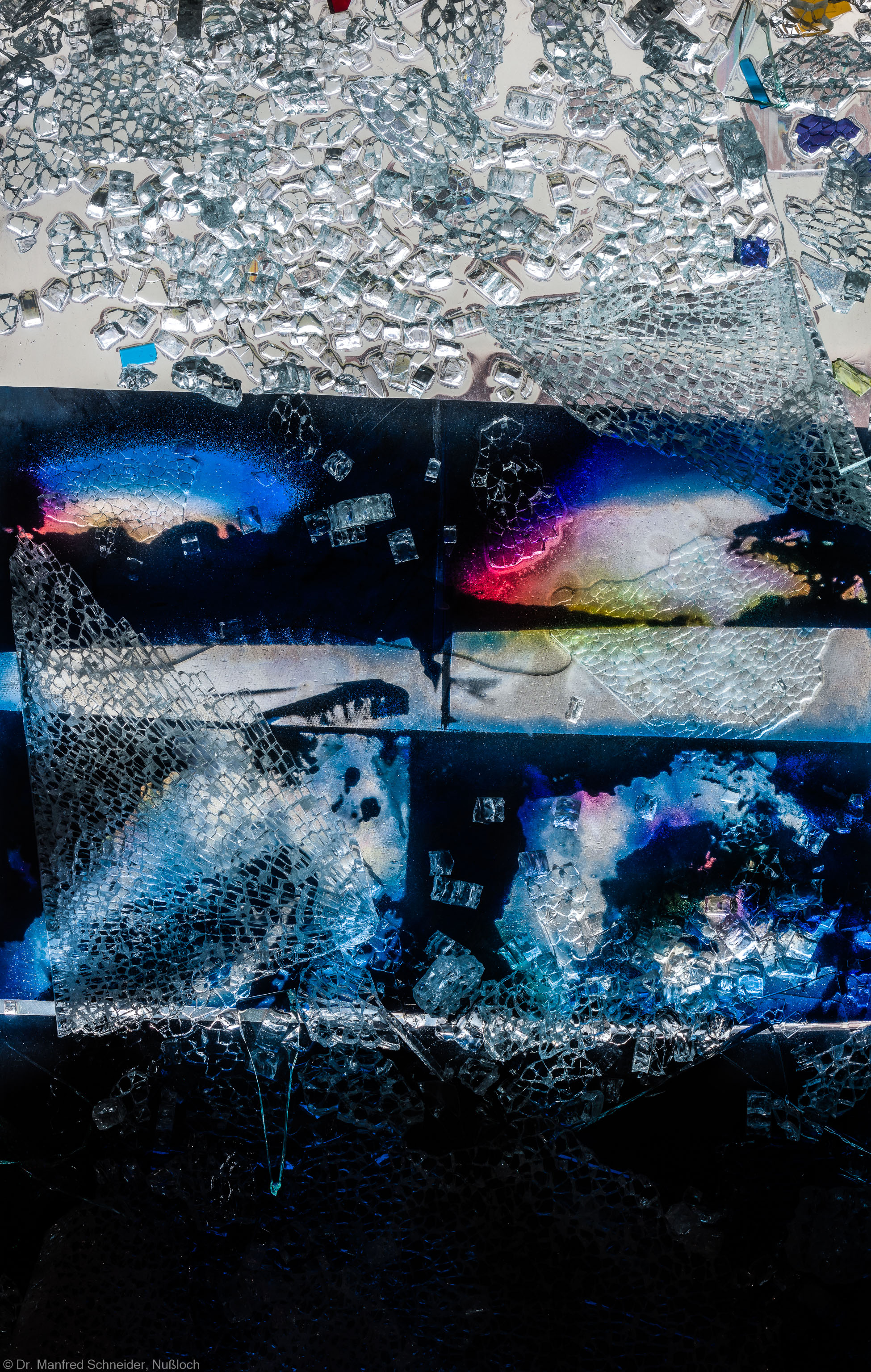 Heidelberg - Heiliggeistkirche - Nordschiff - 3. Joch, von Westen aus gezählt - Feld (rechte Bahn, unterste Zeile) des Fensters "Schöpfungsgeschichte - Gott sprach: es werde Licht" von Hella De Santarossa (aufgenommen im Oktober 2015, am späten Vormittag) Heidelberg - Heiliggeistkirche - Nordschiff - 3. Joch, von Westen aus gezählt - Feld (rechte Bahn, unterste Zeile) des Fensters "Schöpfungsgeschichte - Gott sprach: es werde Licht" von Hella De Santarossa (aufgenommen im Oktober 2015, am späten Vormittag)