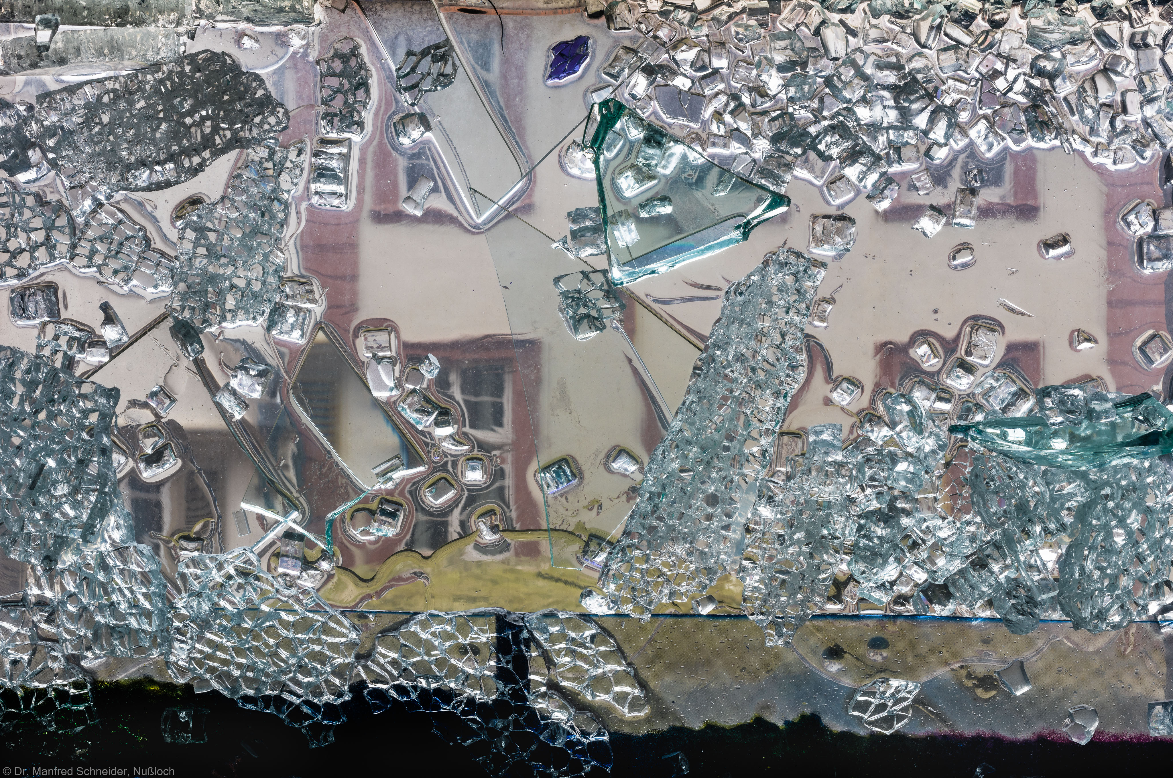 Heidelberg - Heiliggeistkirche - Nordschiff - 3. Joch, von Westen aus gezählt - Ausschnitt aus Feld (mittlere Bahn, unterste Zeile) des Fensters "Schöpfungsgeschichte - Gott sprach: es werde Licht" von Hella De Santarossa (aufgenommen im Oktober 2015, um die Mittagszeit) Heidelberg - Heiliggeistkirche - Nordschiff - 3. Joch, von Westen aus gezählt - Ausschnitt aus Feld (mittlere Bahn, unterste Zeile) des Fensters "Schöpfungsgeschichte - Gott sprach: es werde Licht" von Hella De Santarossa (aufgenommen im Oktober 2015, um die Mittagszeit)