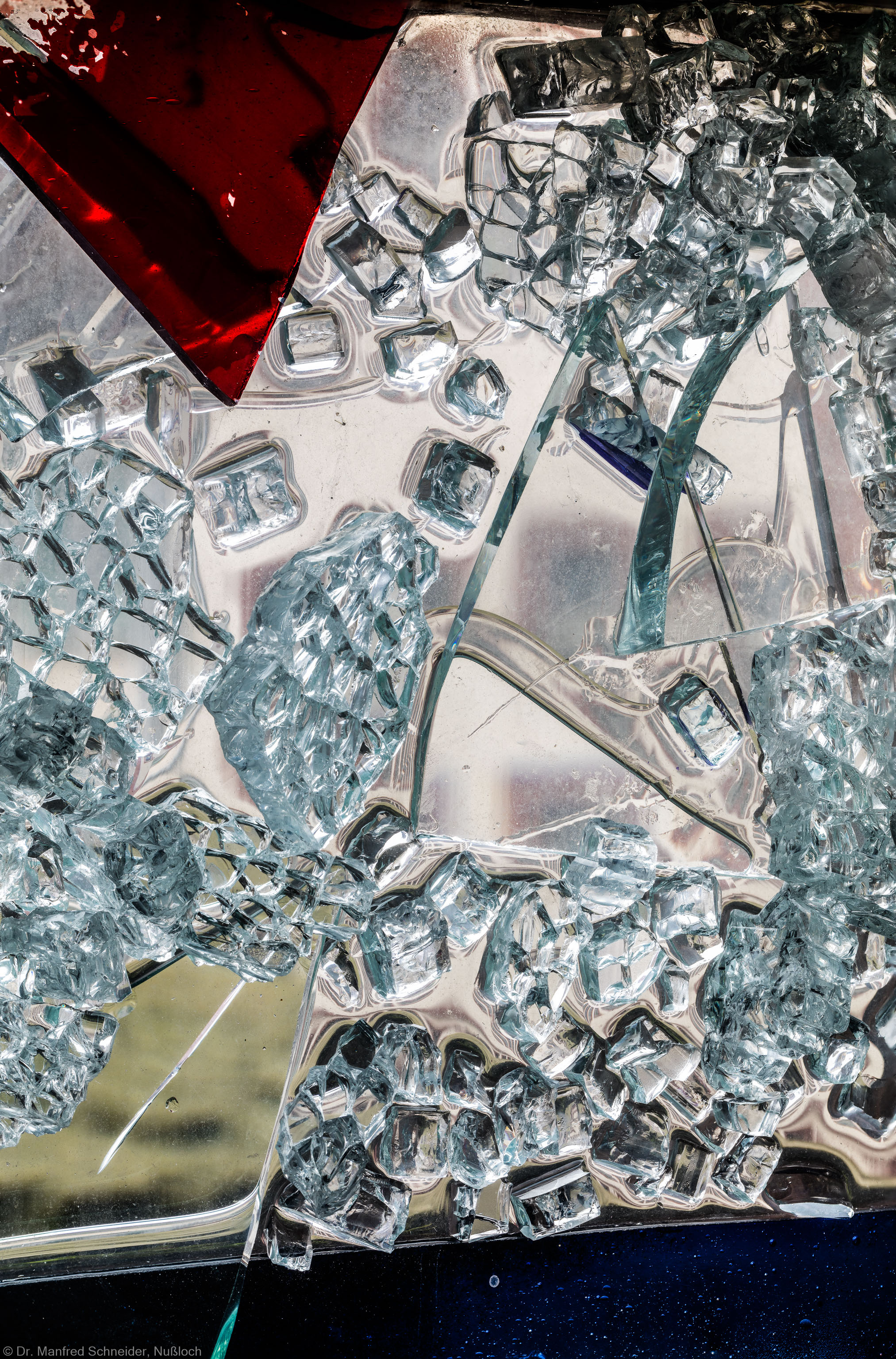 Heidelberg - Heiliggeistkirche - Nordschiff - 3. Joch, von Westen aus gezählt - Ausschnitt aus Feld (linke Bahn, unterste Zeile) des Fensters "Schöpfungsgeschichte - Gott sprach: es werde Licht" von Hella De Santarossa (aufgenommen im Oktober 2015, am frühen Nachmittag) Heidelberg - Heiliggeistkirche - Nordschiff - 3. Joch, von Westen aus gezählt - Ausschnitt aus Feld (linke Bahn, unterste Zeile) des Fensters "Schöpfungsgeschichte - Gott sprach: es werde Licht" von Hella De Santarossa (aufgenommen im Oktober 2015, am frühen Nachmittag)