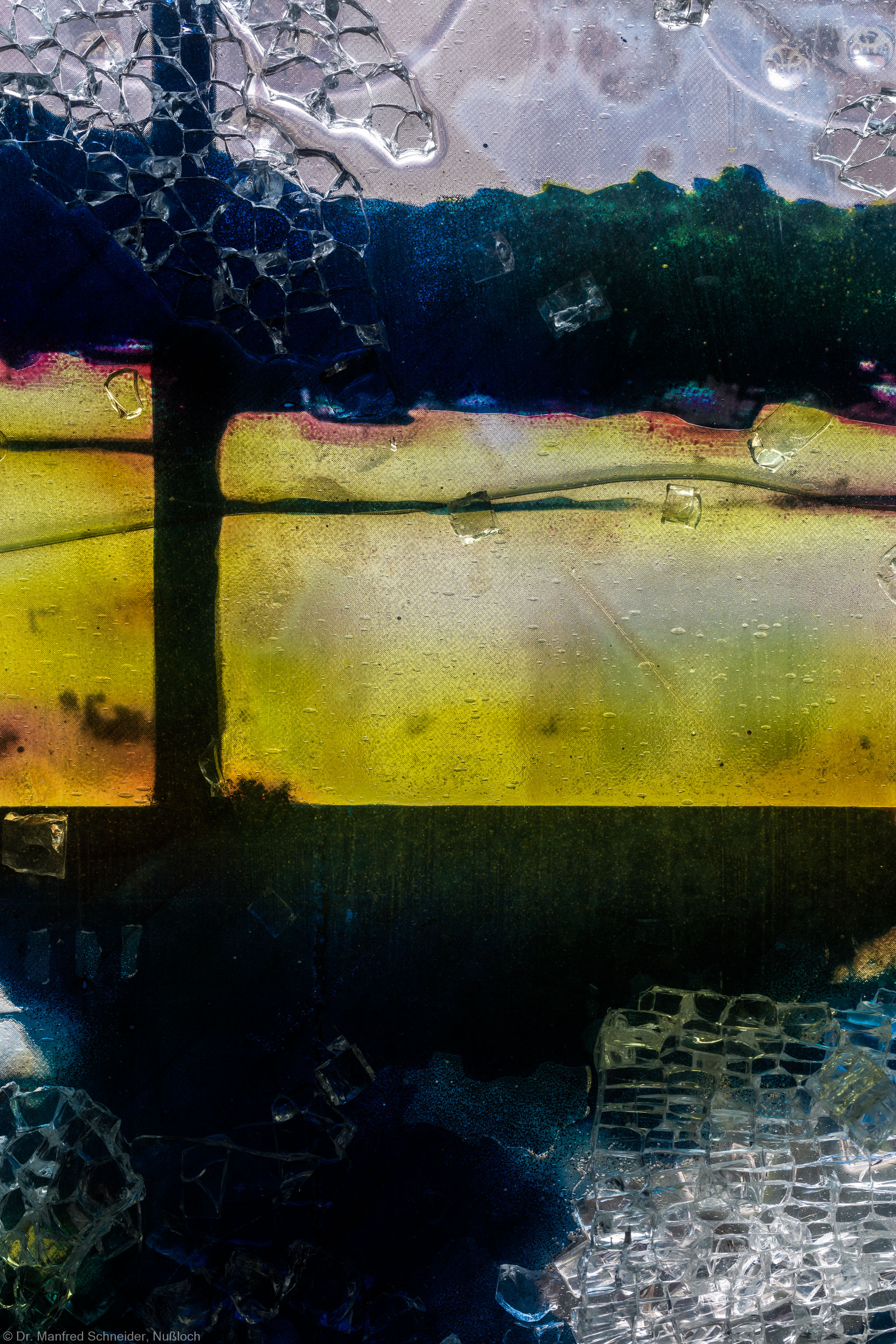 Heidelberg - Heiliggeistkirche - Nordschiff - 3. Joch, von Westen aus gezählt - Ausschnitt aus Feld (mittlere Bahn, unterste Zeile) des Fensters "Schöpfungsgeschichte - Gott sprach: es werde Licht" von Hella De Santarossa (aufgenommen im Oktober 2015, am Nachmittag) Heidelberg - Heiliggeistkirche - Nordschiff - 3. Joch, von Westen aus gezählt - Ausschnitt aus Feld (mittlere Bahn, unterste Zeile) des Fensters "Schöpfungsgeschichte - Gott sprach: es werde Licht" von Hella De Santarossa (aufgenommen im Oktober 2015, am Nachmittag)