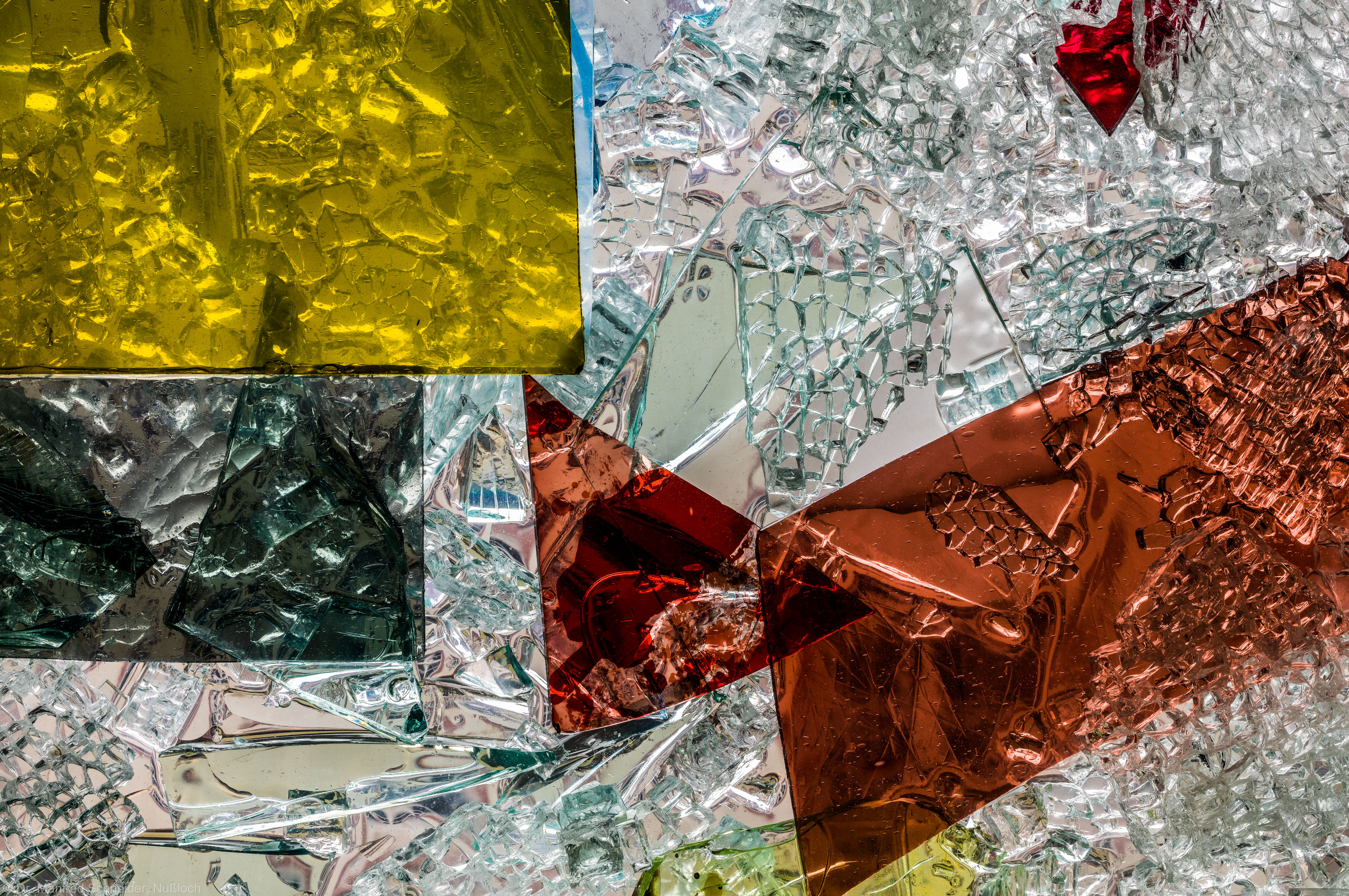 Heidelberg - Heiliggeistkirche - Nordschiff - 3. Joch, von Westen aus gezählt - Ausschnitt aus Feld (rechte Bahn, vierte Zeile) des Fensters "Schöpfungsgeschichte - Gott sprach: es werde Licht" von Hella De Santarossa (aufgenommen im Oktober 2015, am Nachmittag) Heidelberg - Heiliggeistkirche - Nordschiff - 3. Joch, von Westen aus gezählt - Ausschnitt aus Feld (rechte Bahn, vierte Zeile) des Fensters "Schöpfungsgeschichte - Gott sprach: es werde Licht" von Hella De Santarossa (aufgenommen im Oktober 2015, am Nachmittag)