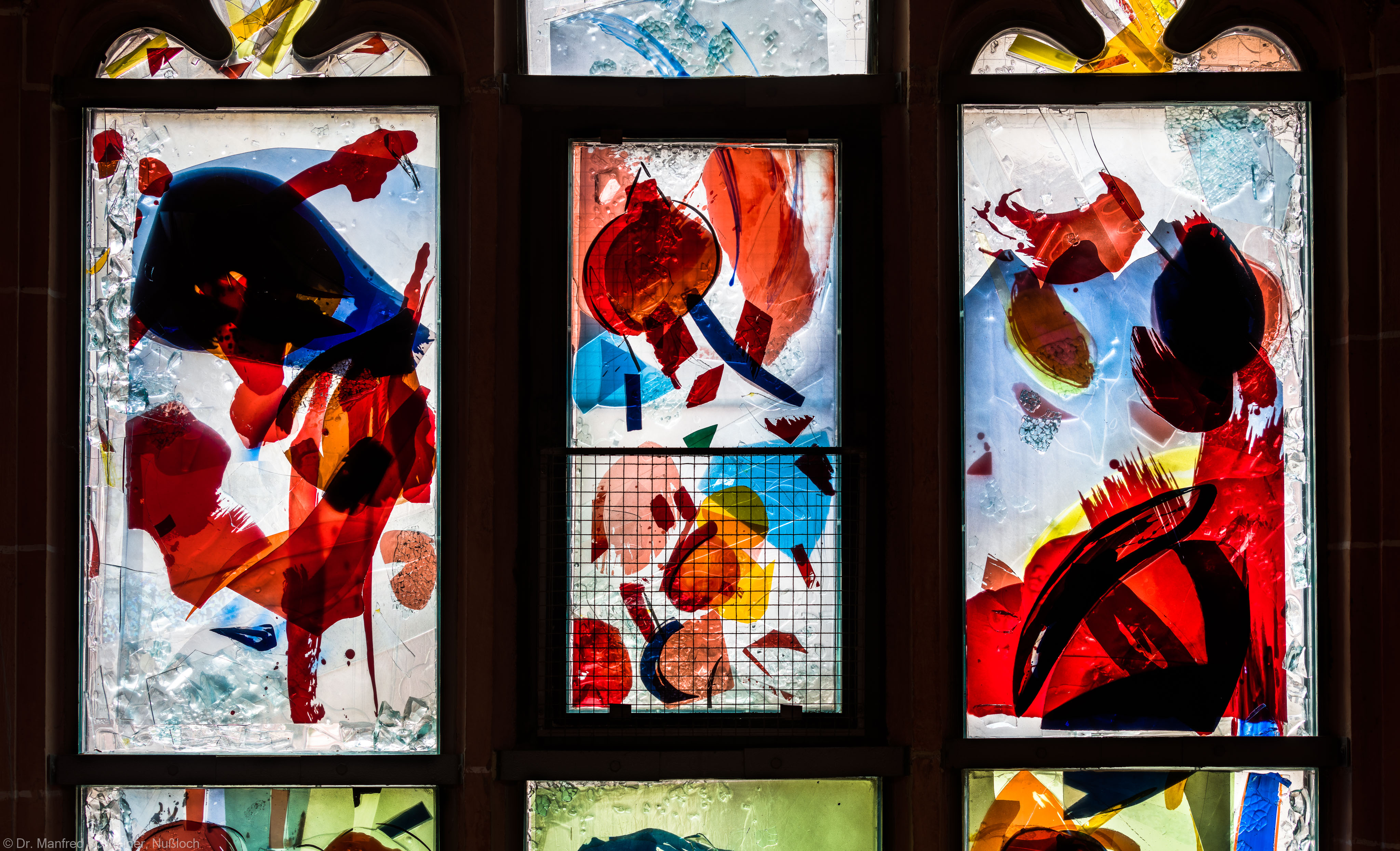 Heidelberg - Heiliggeistkirche - Nordschiff - 6. Joch, von Westen aus gezählt - Erste Zeile des Fensters "Schöpfungsgeschichte - Der Baum der Erkenntnis" von Hella De Santarossa (aufgenommen im Oktober 2015, am späten Nachmittag)