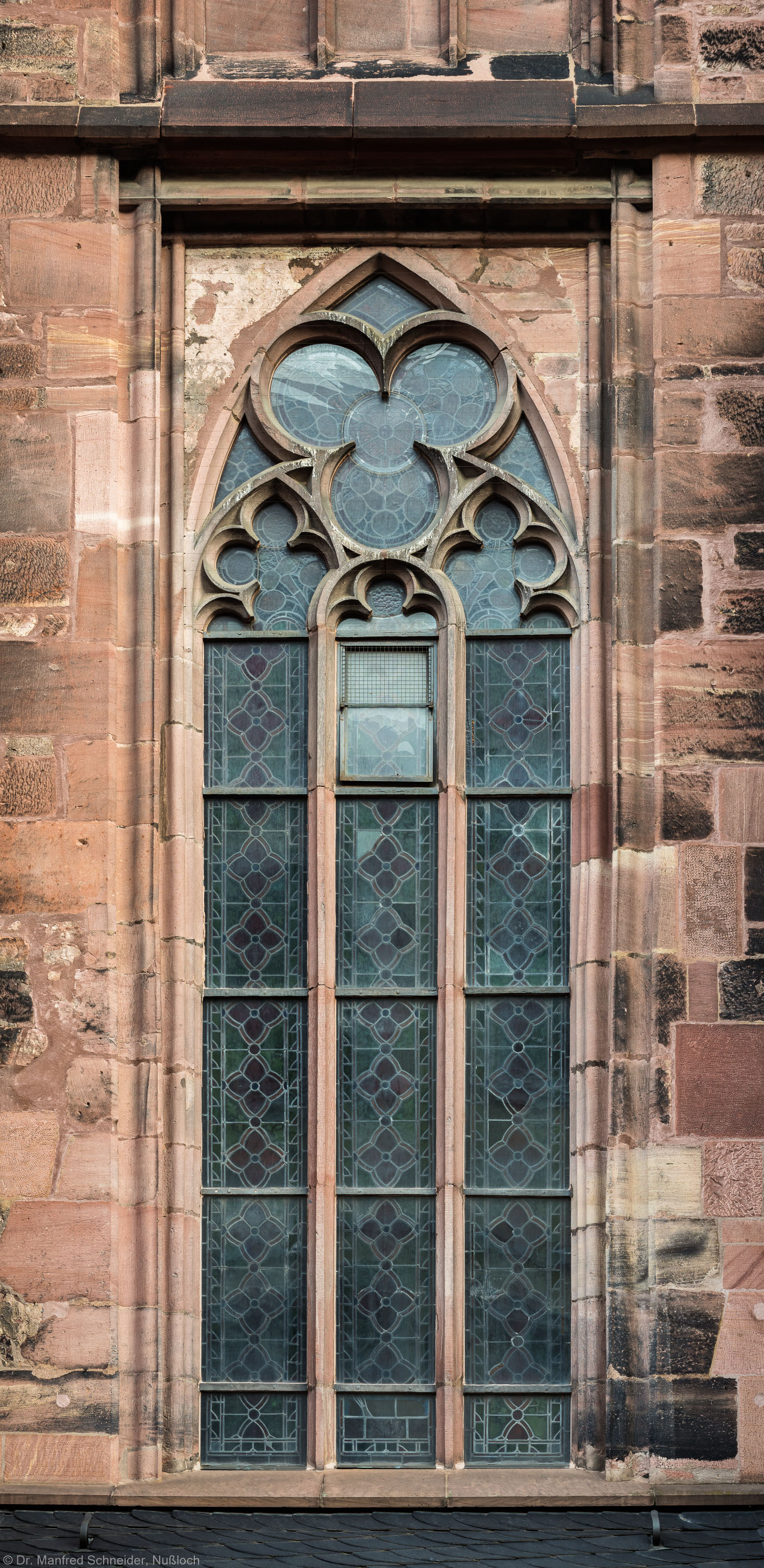 Heidelberg - Heiliggeistkirche - Südseite - 2. Fenster des Südschiffs, von Westen aus gezählt - Blick auf das Ornamentfenster (aufgenommen im November 2015, am Vormittag) Heidelberg - Heiliggeistkirche - Südseite - 2. Fenster des Südschiffs, von Westen aus gezählt - Blick auf das Ornamentfenster (aufgenommen im November 2015, am Vormittag)