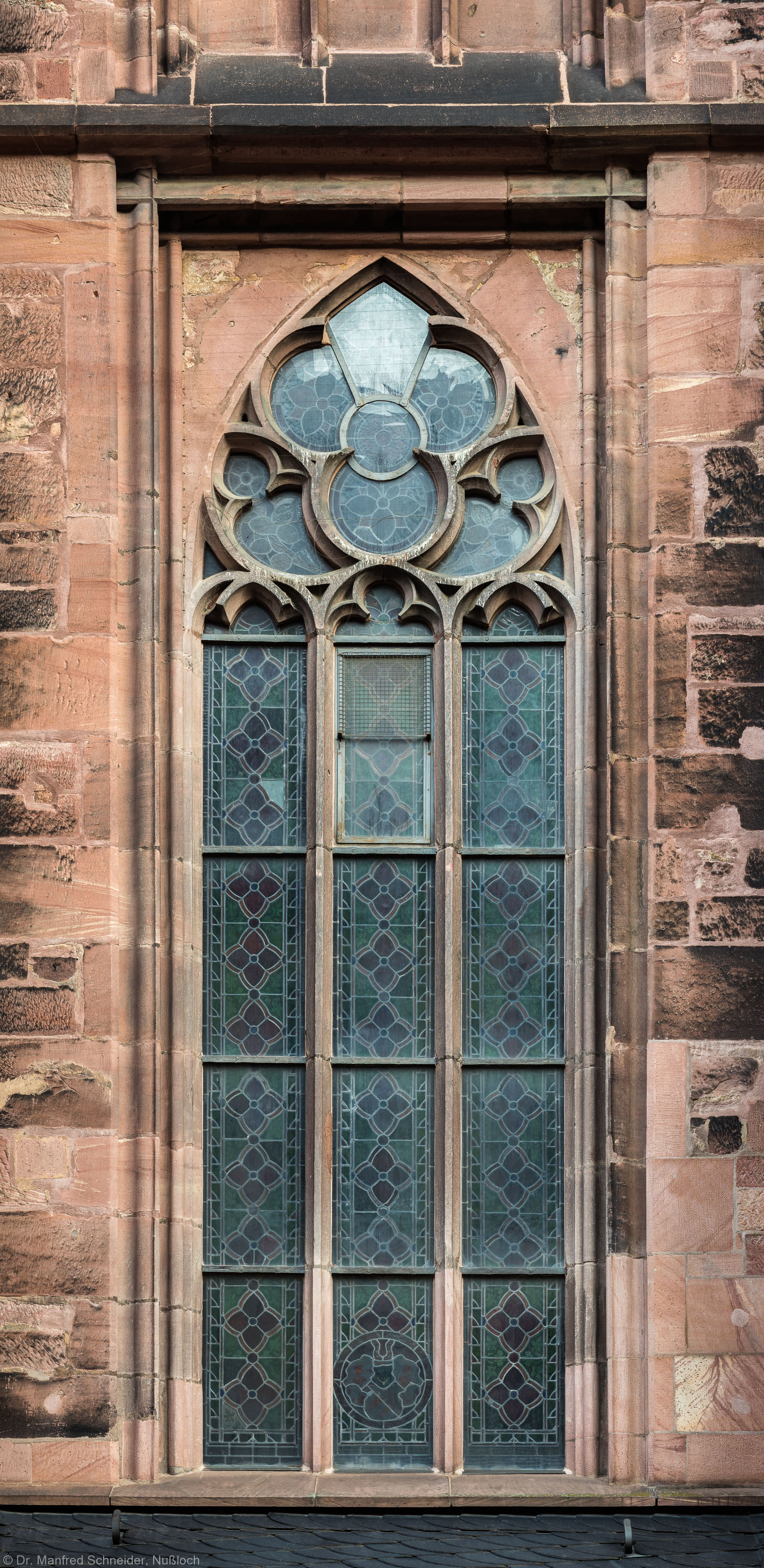 Heidelberg - Heiliggeistkirche - Südseite - 3. Fenster des Südschiffs, von Westen aus gezählt - Blick auf das Ornamentfenster (aufgenommen im November 2015, am Vormittag) Heidelberg - Heiliggeistkirche - Südseite - 3. Fenster des Südschiffs, von Westen aus gezählt - Blick auf das Ornamentfenster (aufgenommen im November 2015, am Vormittag)