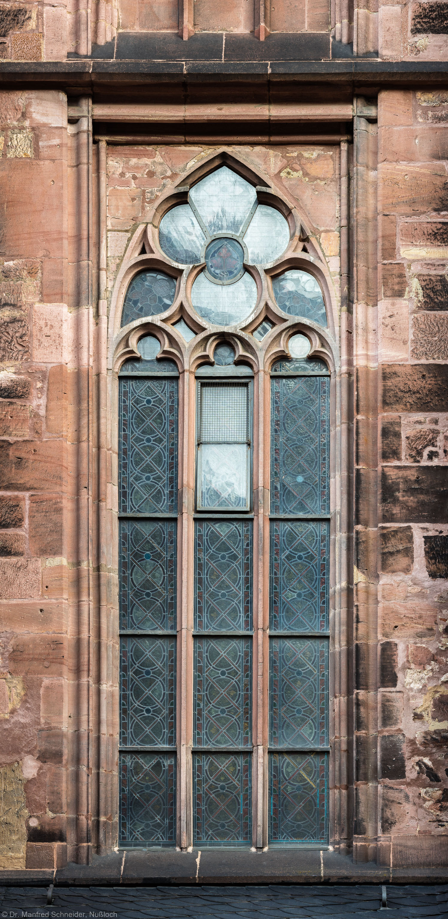 Heidelberg - Heiliggeistkirche - Südseite - 4. Fenster des Südschiffs, von Westen aus gezählt - Blick auf das Ornamentfenster (aufgenommen im November 2015, am Vormittag) Heidelberg - Heiliggeistkirche - Südseite - 4. Fenster des Südschiffs, von Westen aus gezählt - Blick auf das Ornamentfenster (aufgenommen im November 2015, am Vormittag)