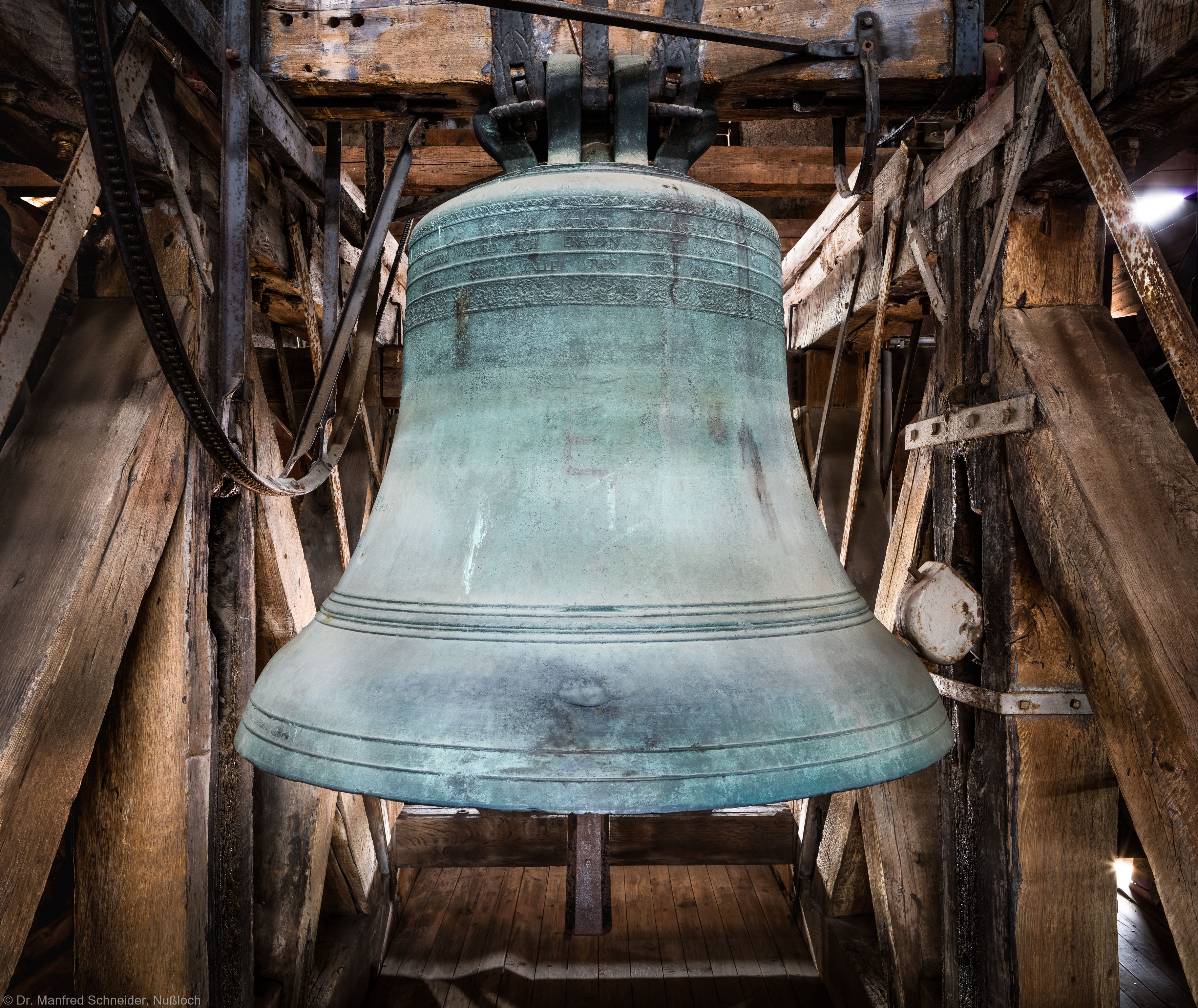 Heidelberg - Heiliggeistkirche - Glockenstuhl - Christus-Glocke von 1738 (Durchmesser 144 cm), von Osten aus gesehen (aufgenommen im November 2015, um die Mittagszeit)
