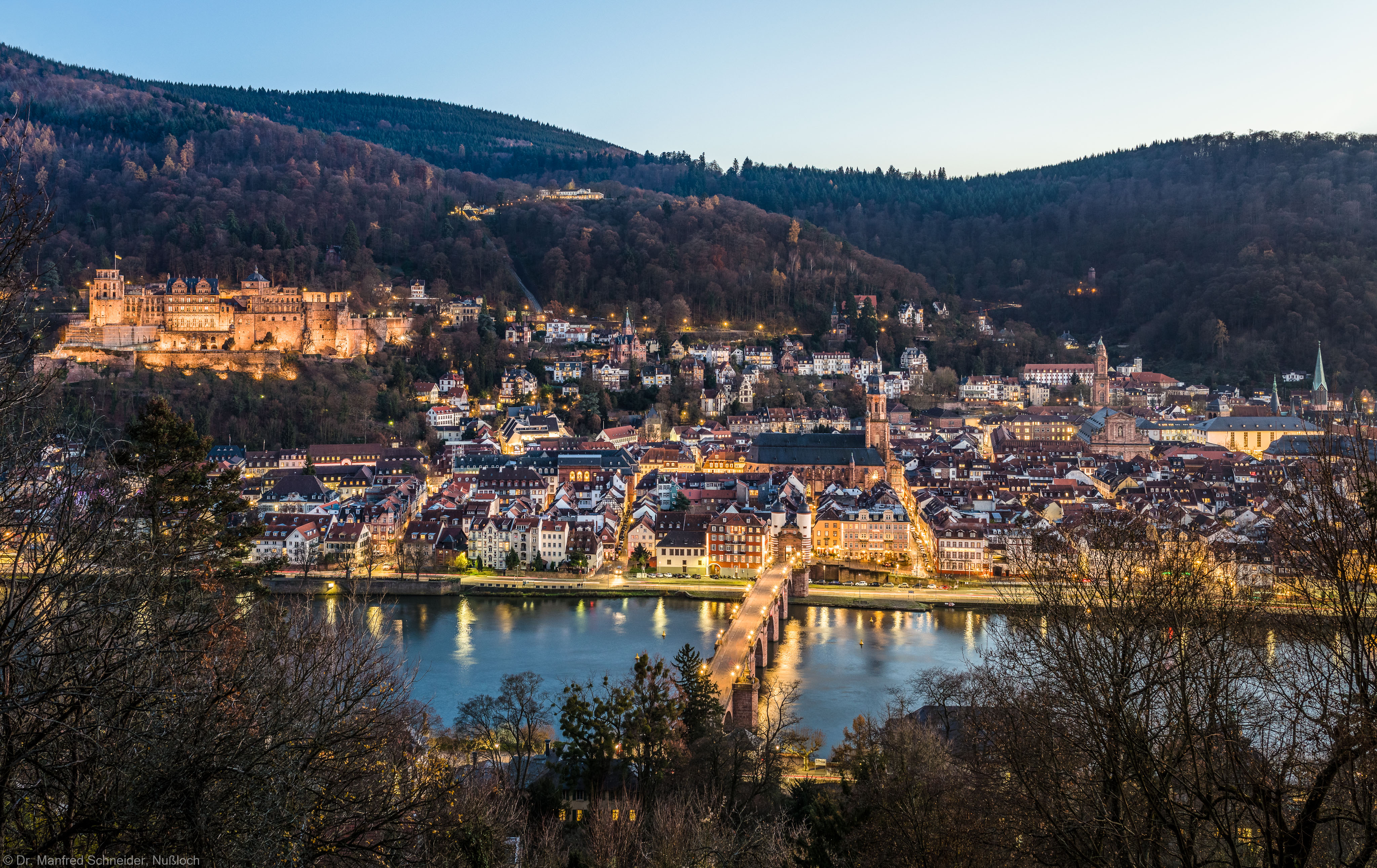 Heidelberg - Heiliggeistkirche - Nordseite - Blick vom Oberen Philosophenweg auf Heidelberg, die Molkenkur, das Schloss, die Heiliggeistkirche, die Jesuitenkirche, die Peterskirche sowie den Neckar mit der Alten Brücke (aufgenommen im November 2016, am späten Nachmittag) Heidelberg - Heiliggeistkirche - Nordseite - Blick vom Oberen Philosophenweg auf Heidelberg, die Molkenkur, das Schloss, die Heiliggeistkirche, die Jesuitenkirche, die Peterskirche sowie den Neckar mit der Alten Brücke (aufgenommen im November 2016, am späten Nachmittag)